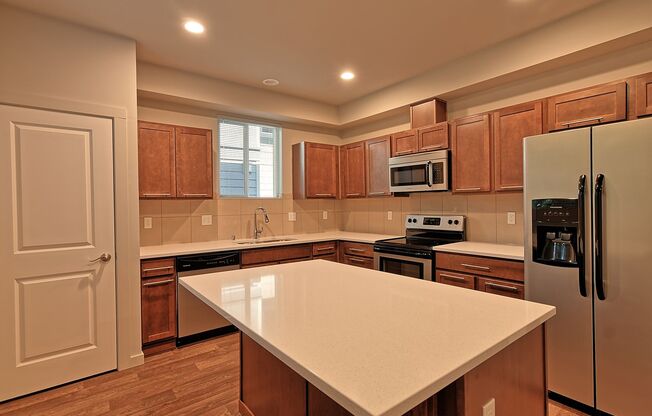 Spacious End Unit Townhome - 2 Primary Ensuite Bedrooms