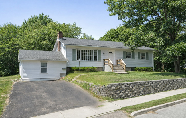 5 bedroom, 1.75 bathroom house (29 East Terrace)