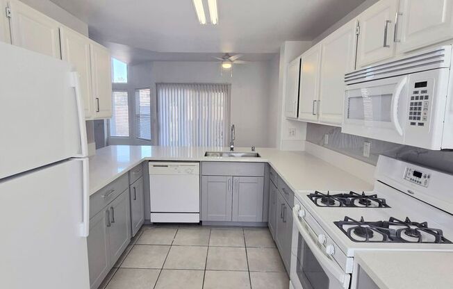 3 beds, 3 baths, $1,850, Unit Unit 1015 UNIT B BLDG 7