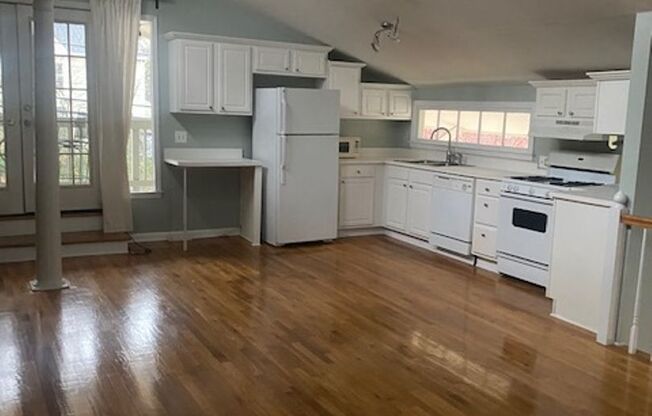 883 Monroe Drive NE