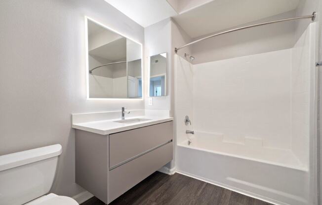 Boulevard on Wilshire Bathroom with Bathtub