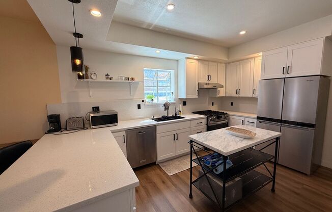 Charming furnished 1BR/1BA Room in Oakland.