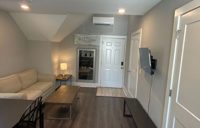 Charming 1-Bedroom Apartment Over Garage for Rent!
