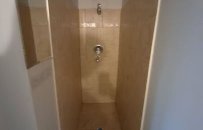 5801 S Sacramento Ave