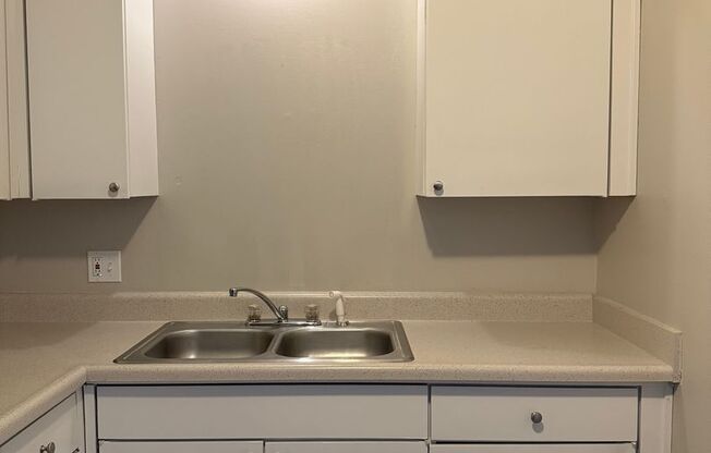 2 beds, 1 bath, 1,000 sqft, $1,195, Unit B24