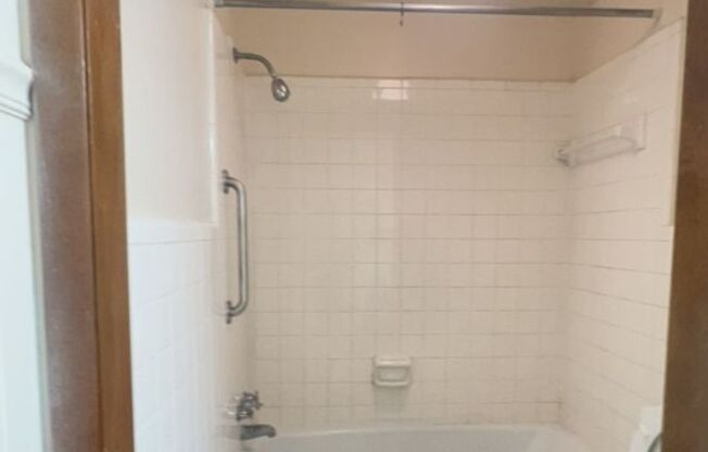 2 beds, 1 bath, 950 sqft, $1,085, Unit F18 Manor