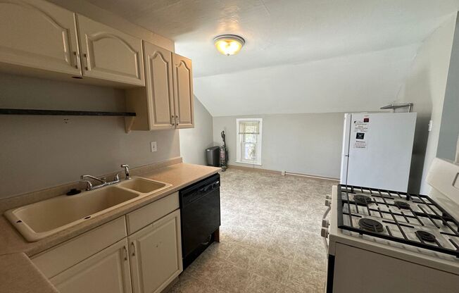 3 beds, 1 bath, 1,368 sqft, $1,695, Unit 1916 N Weber St - Unit B