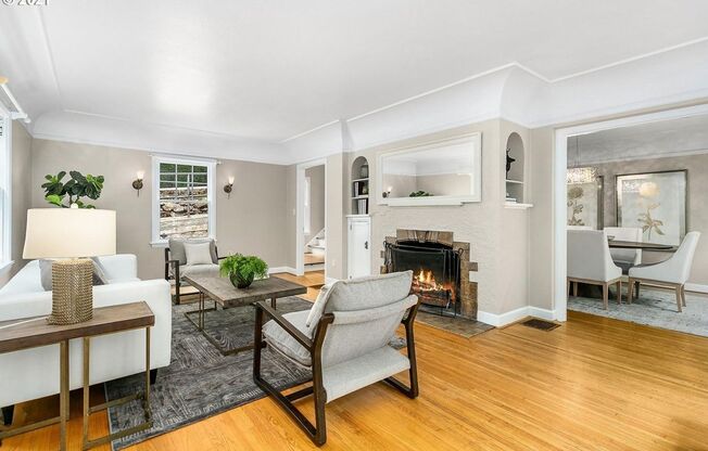 44 NW MACLEAY BLVD