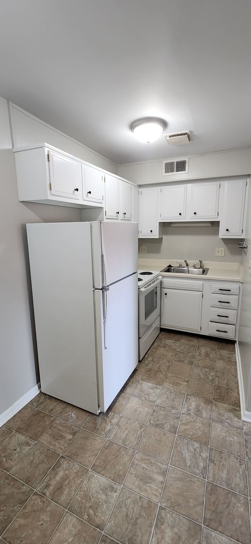 2 beds, 1 bath, $875, Unit Apt. 07