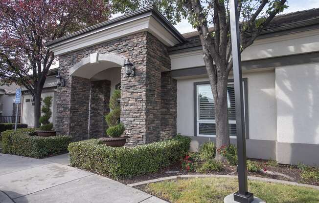 Stoneridge Clubhouse Entry Side View