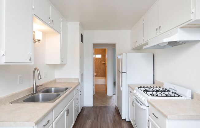 OPEN HOUSE: 11/21 3-5PM ~ 2 BR Cottage in Escondido with Parking!