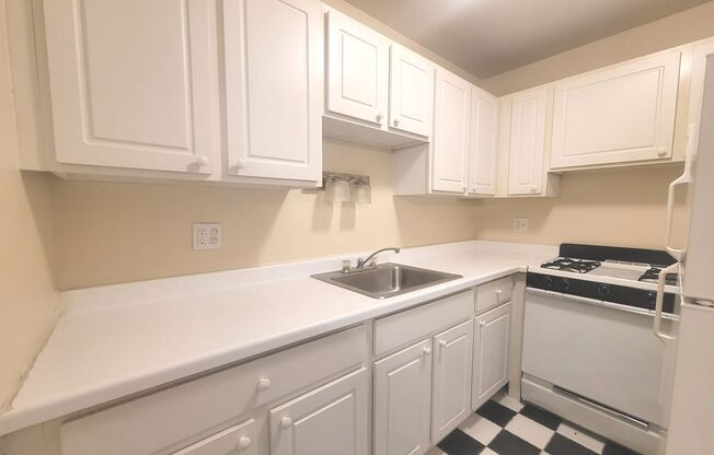 2 beds, 1 bath, $1,195, Unit 113