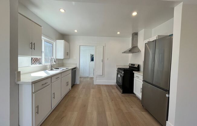 2+1 w/all appliances + garage in central LA location!