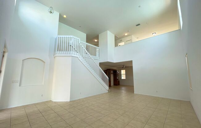 Huge 4 Bedroom- Single Family Home with Loft in Catalina Isles