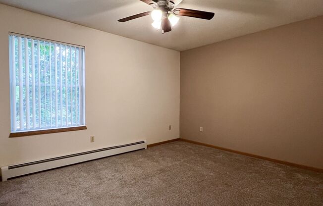 2 beds, 1 bath, 918 sqft, $1,100, Unit WE 1000 RL-16