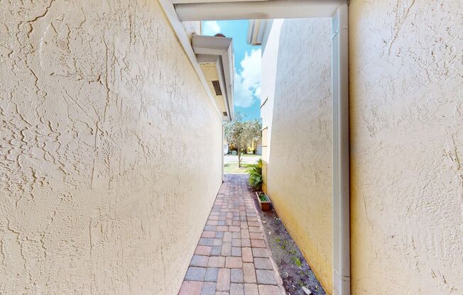 Spacious 3 Bed / 2.5 Bath/ 1 Car Garage Townhome in Pipers Cay!