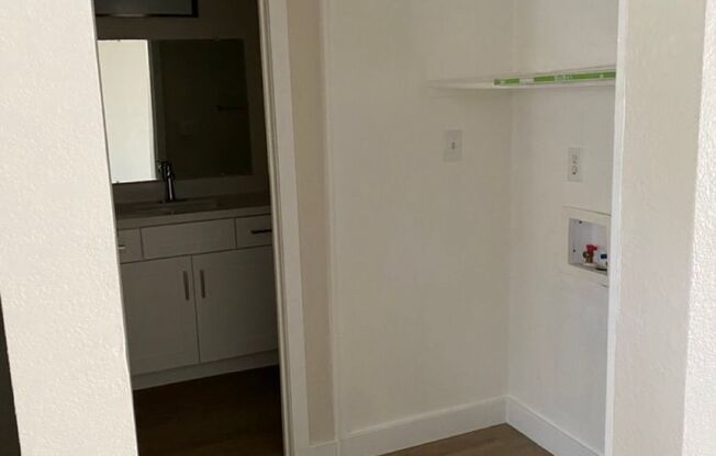 Fully Remodeled! 2 bed 2 bath Town-home in Central Phoenix!! Gated Community with Pool!