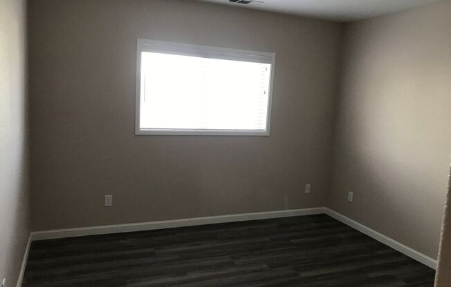 2 Bedroom 1 Bathroom Apartment with Laundry Hook-ups & 1 Car Garage