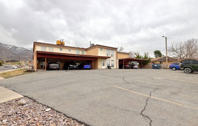 1 bed, 1 bath, 720 sqft, $1,095, Unit UNIT 12