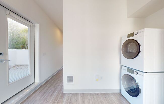 Studio, 1 bath, 355 sqft, $1,550, Unit 421