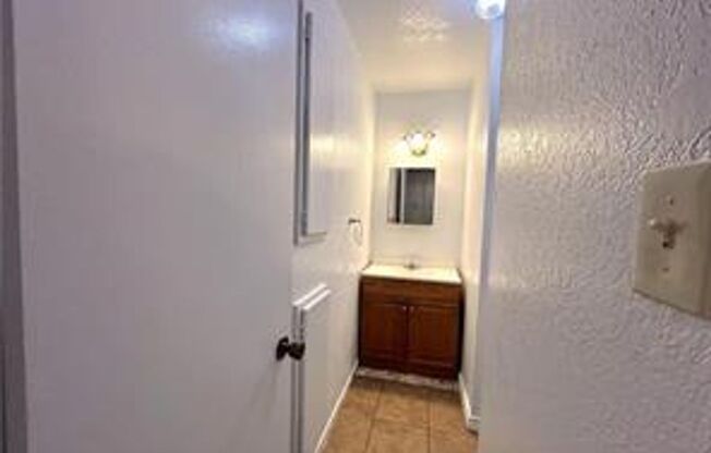 2 beds, 1 bath, $750, Unit Unit B