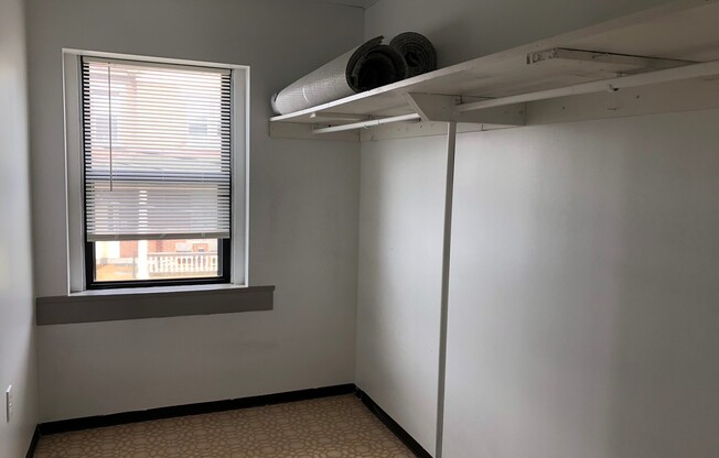 3 beds, 1 bath, $1,095, Unit 20B Freeport St.