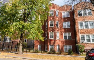 Albany Park - 2 Bed / 1 Bath - In-Unit Laundry