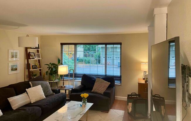 Remodeled 4-Bedroom Kirkland Home | Bonus Room | 2-Car Garage