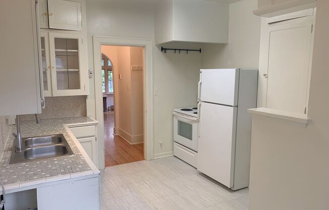 1 bed, 1 bath, 1,100 sqft, $2,250, Unit 3331 E Marion St.