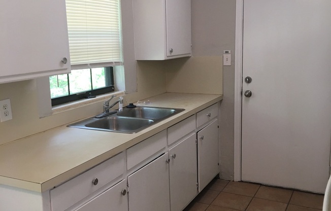 3 beds, 1 bath, $1,395