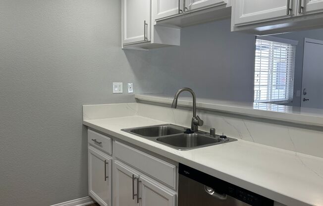 2 beds, 1 bath, 920 sqft, $2,750, Unit K9