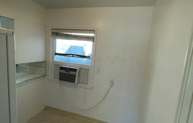 Charming Land Park 2/1 Apartment