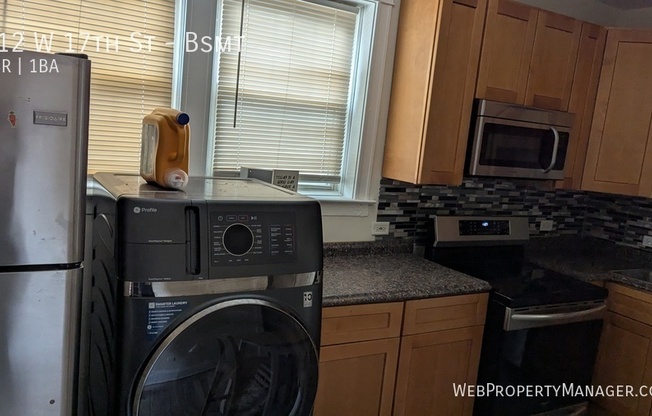 712 W 17 ST