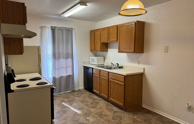 2 beds, 1 bath, 803 sqft, $895, Unit C