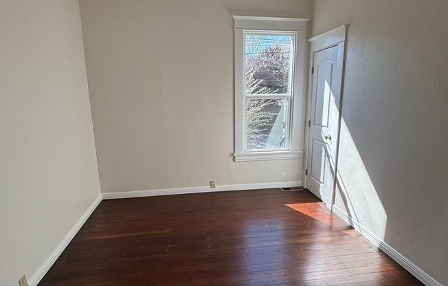 2 beds, 1 bath, $2,850, Unit 720 Beaver Street