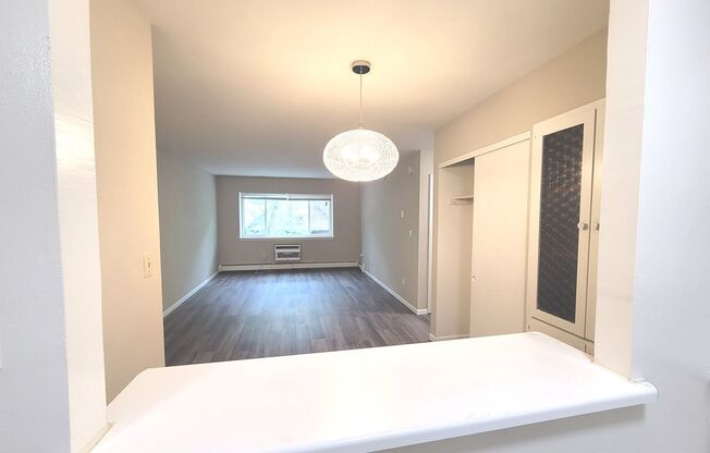 2 beds, 1 bath, $1,400, Unit 316