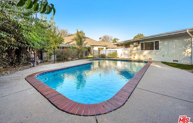 13768 ERWIN ST