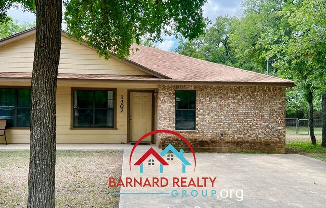 Available July 25: Well Maintained 3/2 Duplex