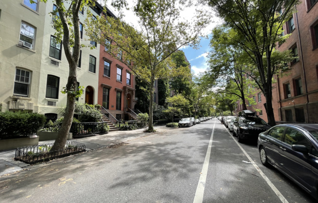 266 W 22 ST