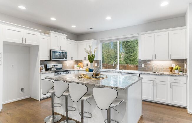 Modern Built Home in Great Neighborhood - 4 bed with den + 2.5 bath, New Kitchen