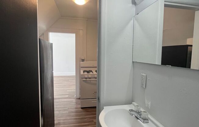 Studio, 1 bath, 450 sqft, $642, Unit Unit 3