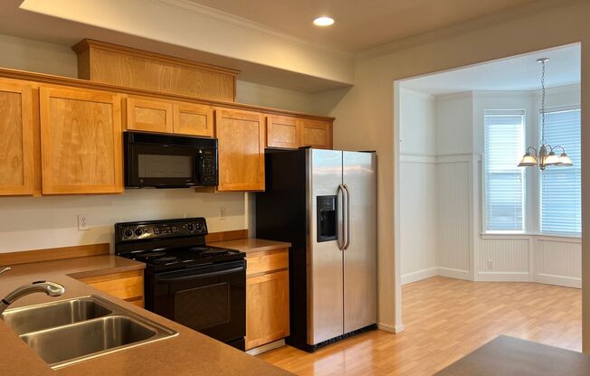 *Holiday Special: $500 OFF First Full Month's Rent!* Beautifully Updated Townhouse with New Carpet and Fresh Paint