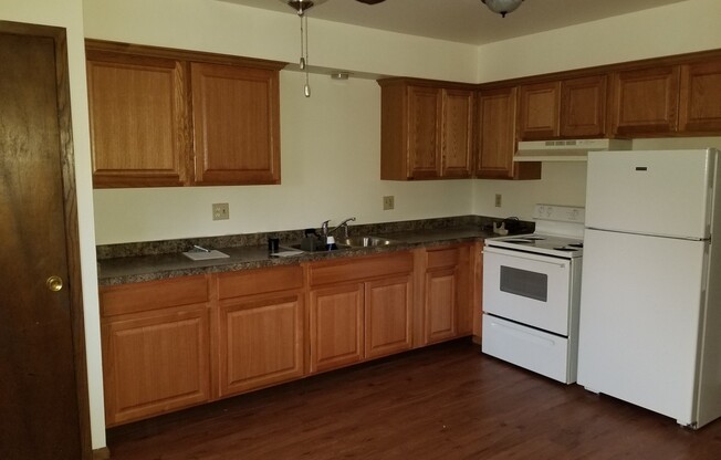 2 beds, 1 bath, $900, Unit 619-4