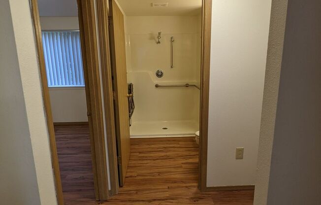 2 beds, 1 bath, 750 sqft, $1,395, Unit 33
