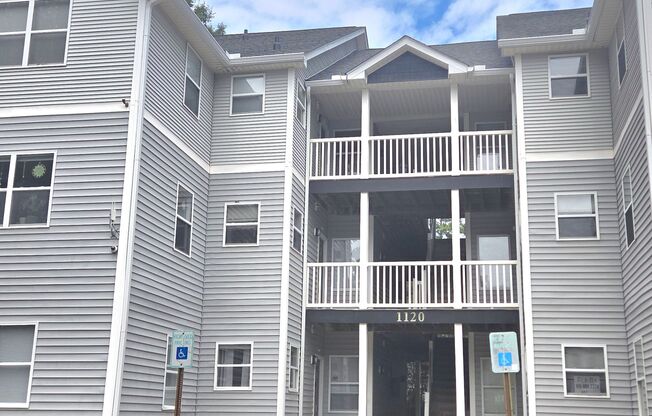 4 bed 4 bath condo at University Oaks with individual room rentals. $250 off your first full month's rent!
