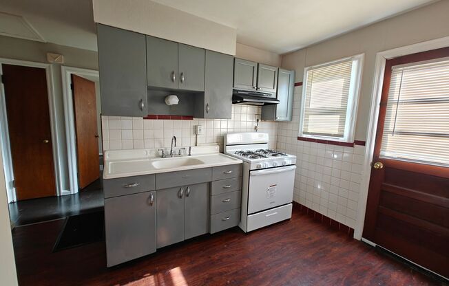 CHARMING 2 BED 1 BATH SINGLE FAMILY HOME