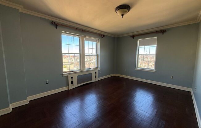 3 beds, 2 baths, 1,952 sqft, $3,200, Unit Royal York 916