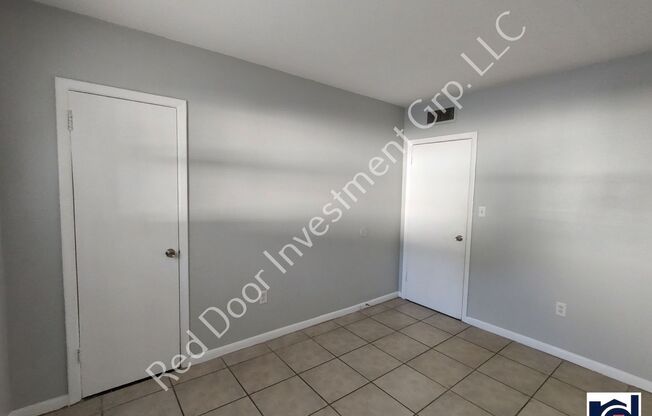 2 beds, 1 bath, $1,095, Unit 2