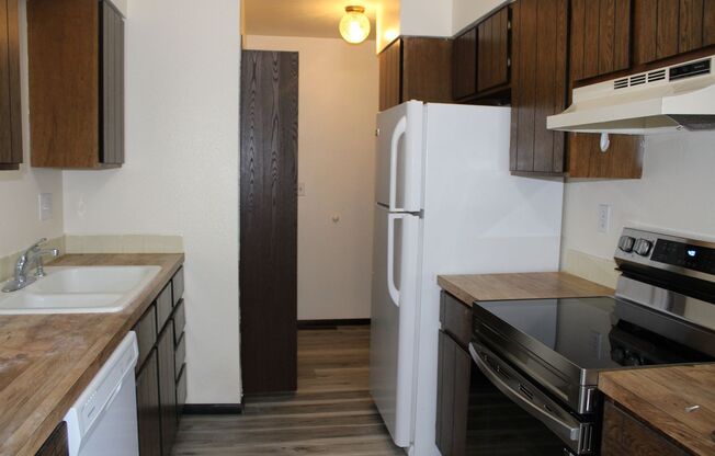 2 beds, 1.5 baths, 1,100 sqft, $1,600, Unit B