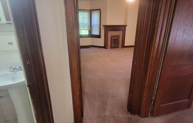 1 bed, 1 bath, $900, Unit A